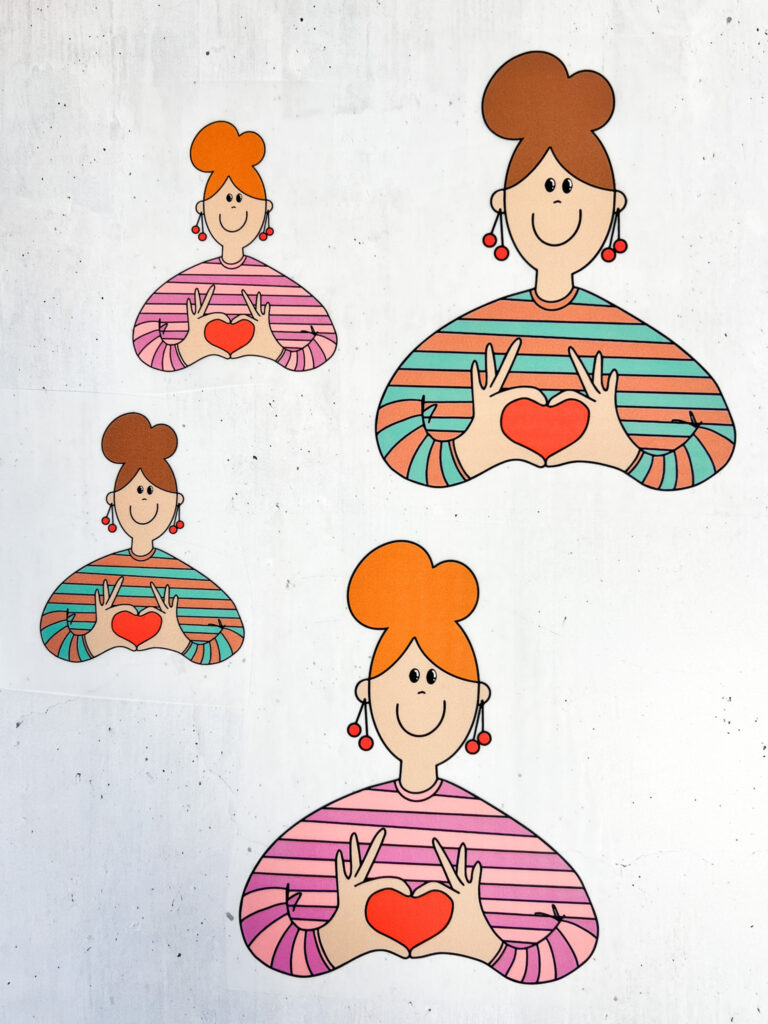 Vier Illustrationen von Anke: Frauen mit Dutt und Kirsch-Ohrringen formen mit ihren Händen rote Herzen vor gestreiften Oberteilen auf weißem Grund.