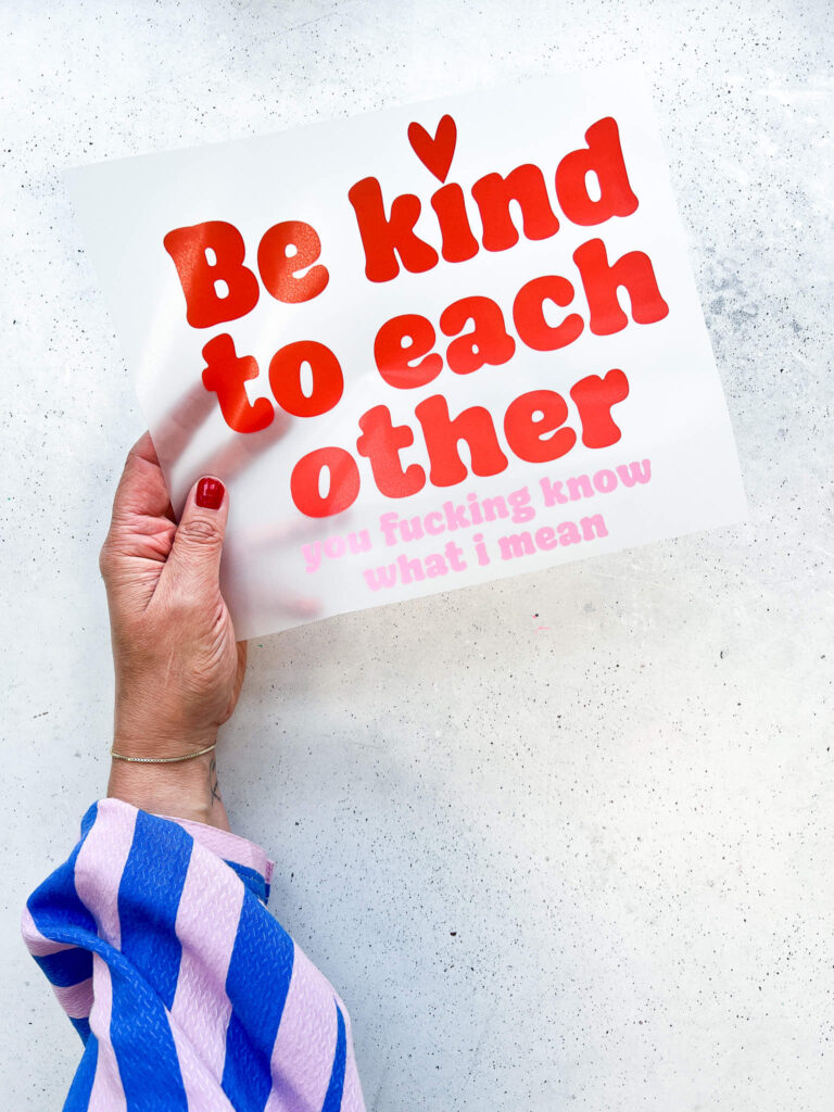 Bügelbild be kind to each other rot
