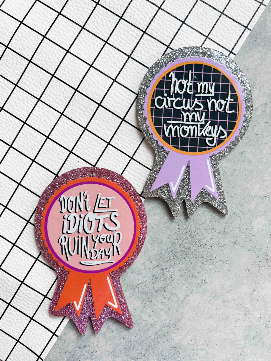 PRE ORDER | Funky Hang Ons BIG | Acryl Anhänger-Set | Emotional Support - Abzeichen