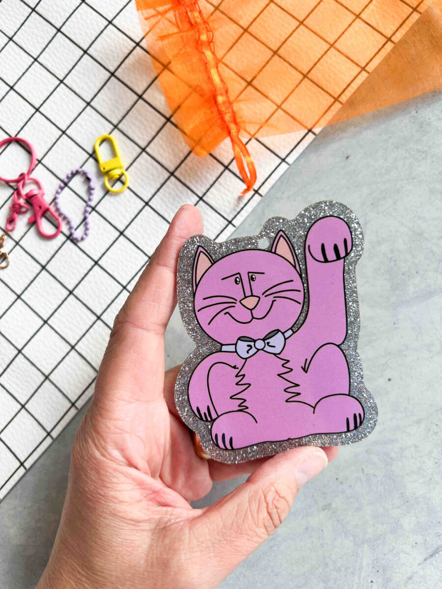 PRE ORDER | Funky Hang Ons BIG | Acryl Anhänger-Set | Emotional Support - Winkekatze