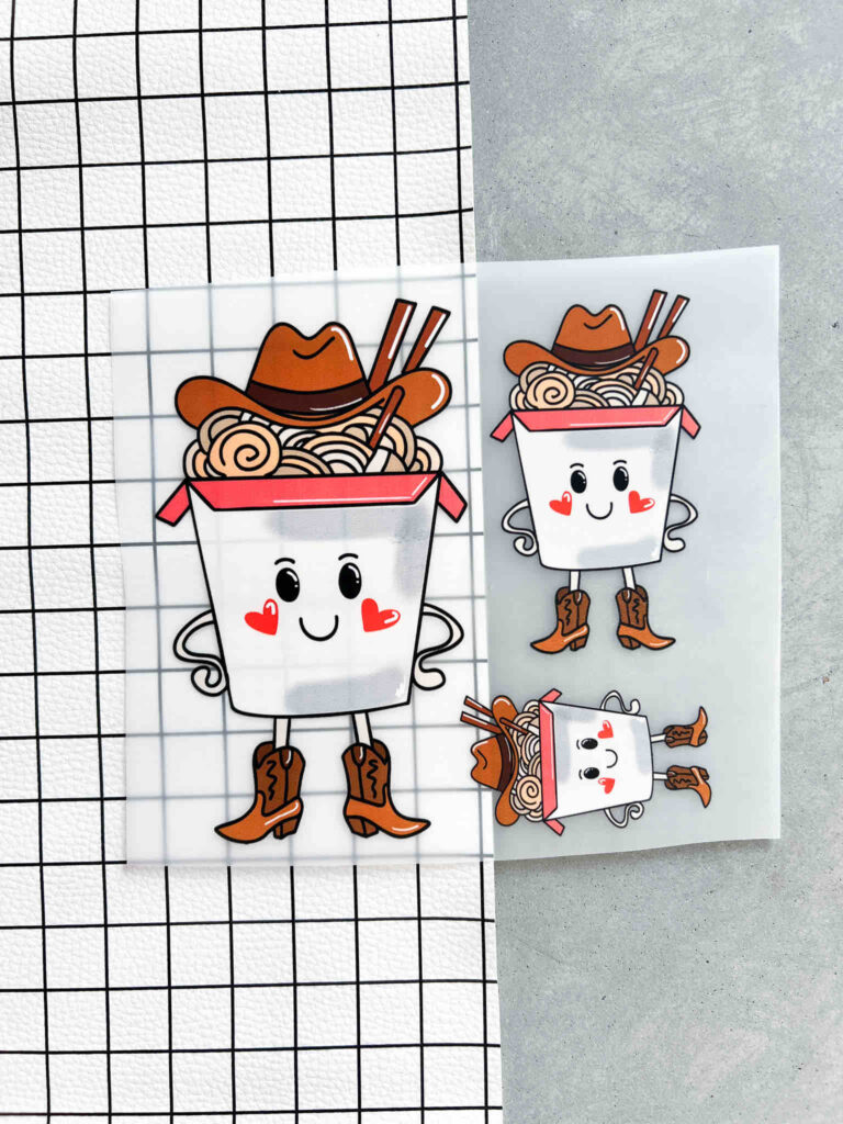 Aufkleberbogen mit niedlichen Nudelbox-Illustrationen: Ein Cowboy-Nudelbecher mit Hut und Stiefeln auf weißem Hintergrund mit schwarzem Raster.