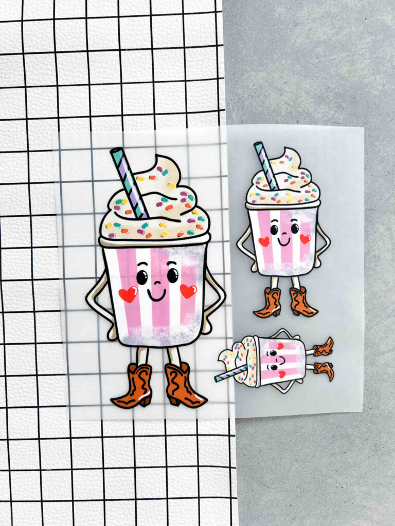 Drei niedliche Illustrationen von Milchshakes mit Cowboy-Stiefeln und Streuseln auf transparentem Stickerbogen vor einem karierten Hintergrund.