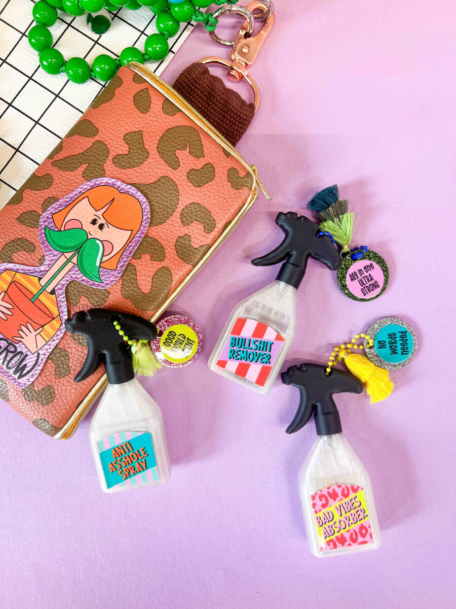 Statement Spray Anhänger – Fidget Schlüsselanhänger mit Perlen | Handmade Limited Edition