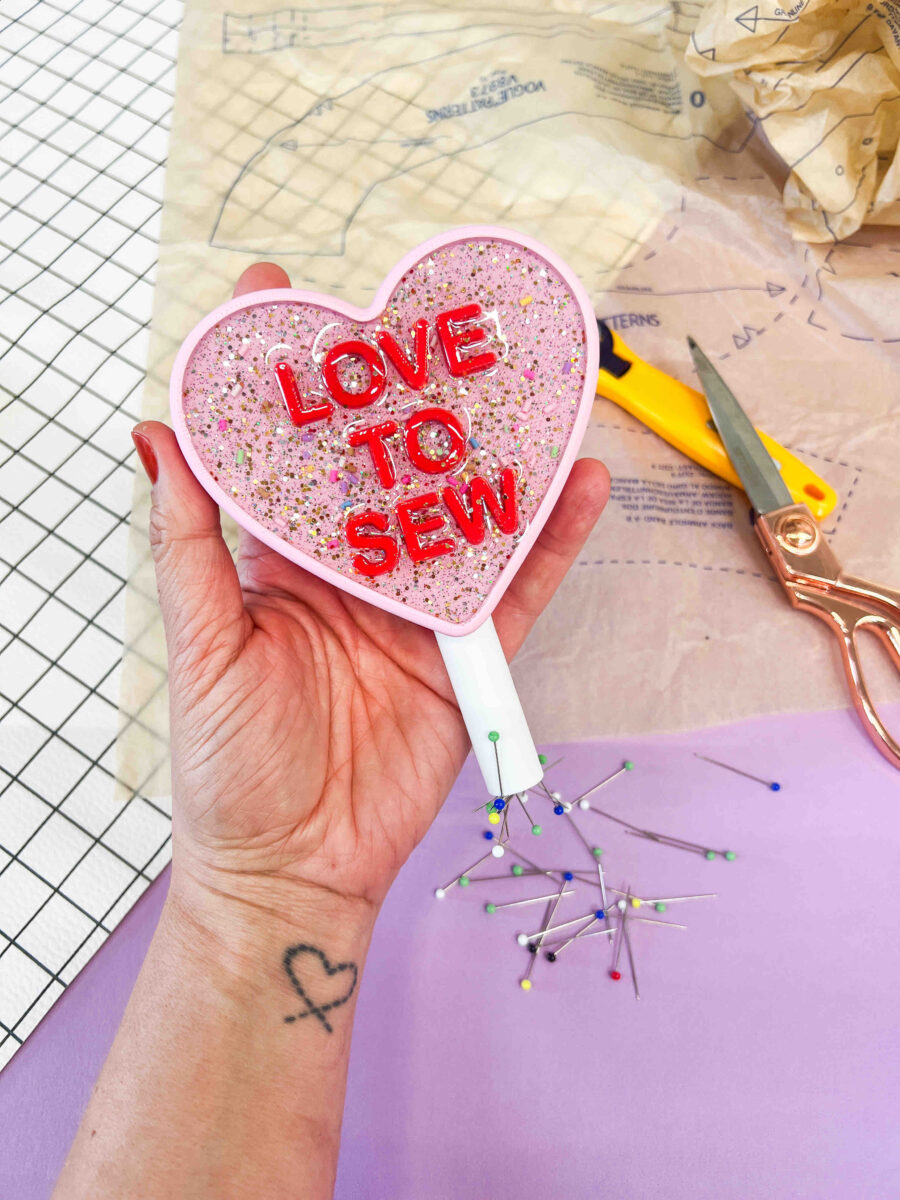 Nähgewicht Herz „Love to Sew“ mit Resin & Magnet – Arty Handmade Limited Edition