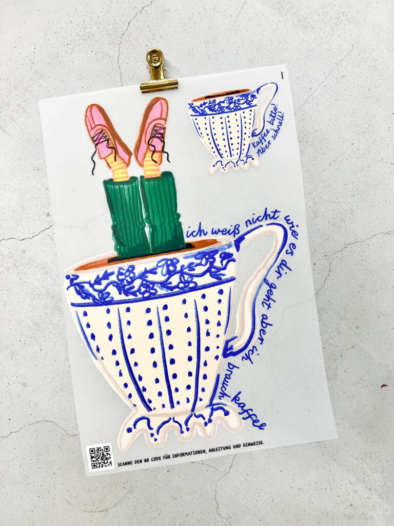 Bügelbild Kaffee- deep dive: Illustration einer Person in einer Kaffeetasse mit blauem Blumenmuster, pinken Schuhen und grün gestreiften Socken.