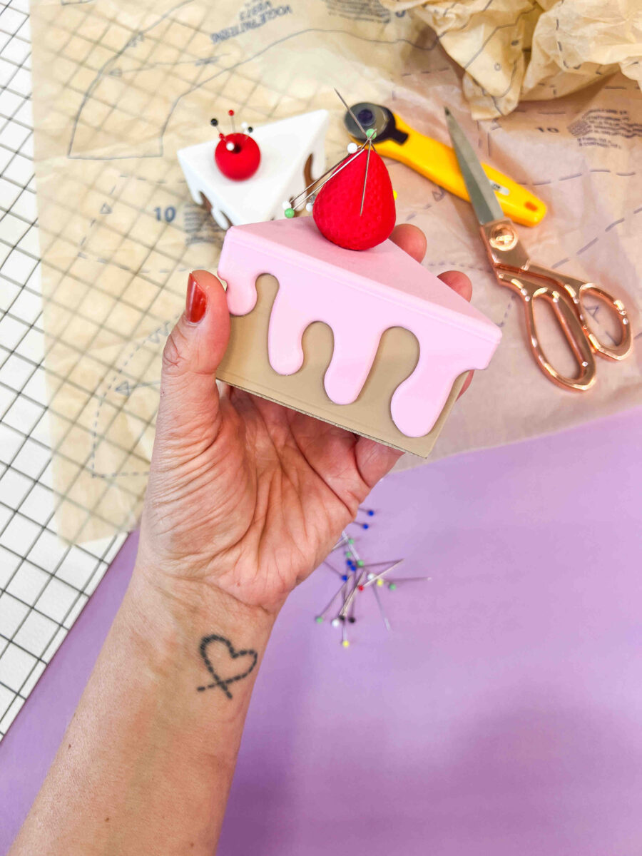 Nähgewicht Erdbeer-Joghurt Tortenstück mit Magnet – Arty Handmade Limited Edition