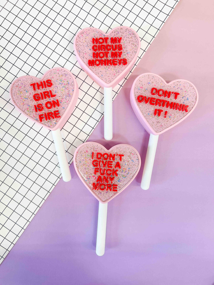 Herz Lolli Wandskulptur – Resin Statement Wall Art | Handmade Limited Edition