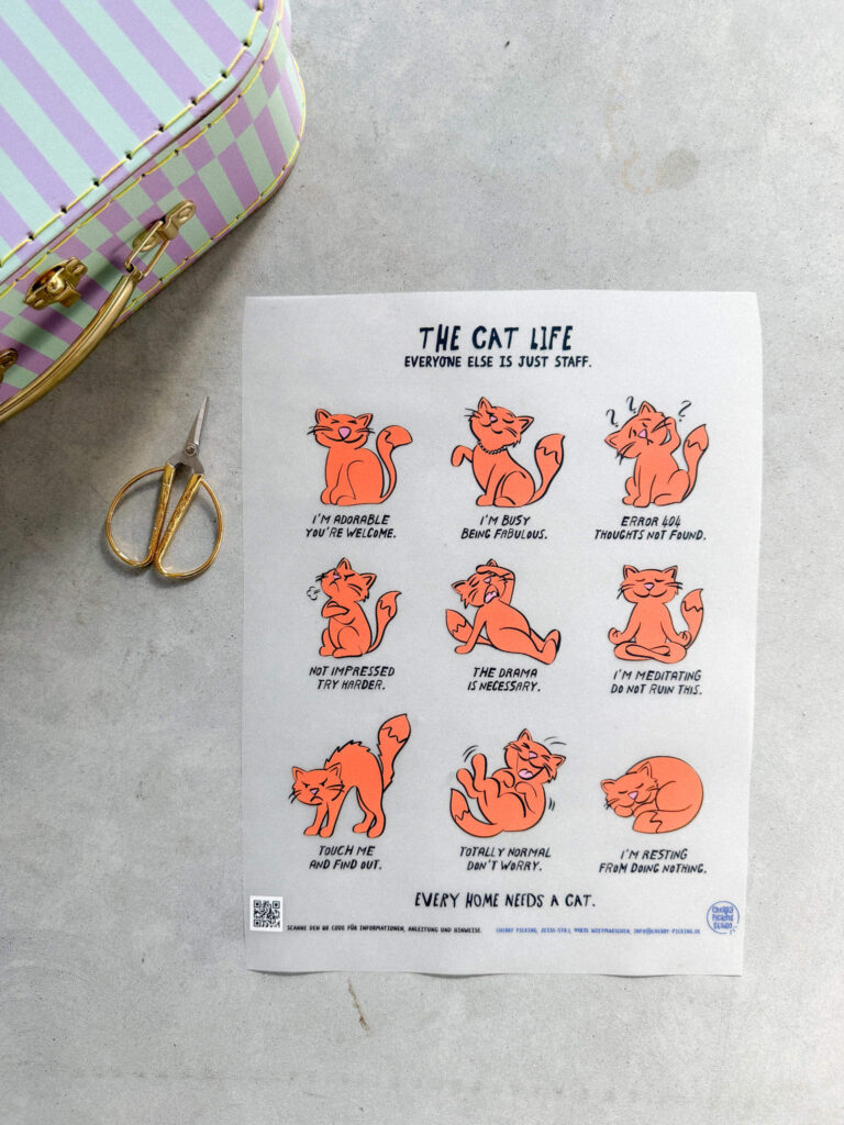 Ein Bügelbild von Anke zeigt acht lustige Illustrationen von orangefarbenen Katzen mit humorvollen Sprüchen über das Leben als Katze.