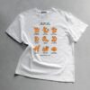 Weißes T-Shirt mit einer Illustration von neun verschiedenen orangefarbenen Katzen, die humorvoll den Alltag und das Leben mit Katzen darstellen.
