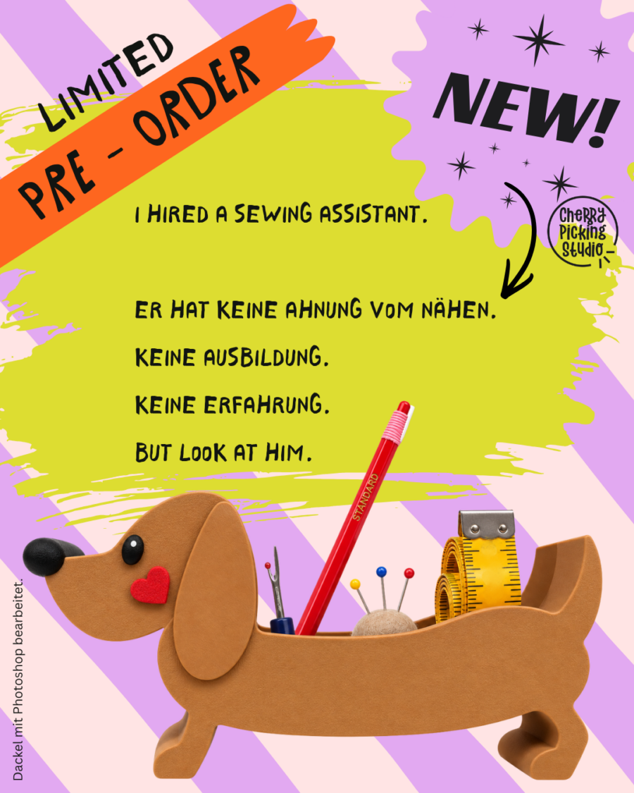Werbegrafik von Cherry Picking Studio für einen Dackel-Organizer aus Holz mit Nähutensilien wie Stift, Maßband und Nadelkissen auf gelbem Grund.